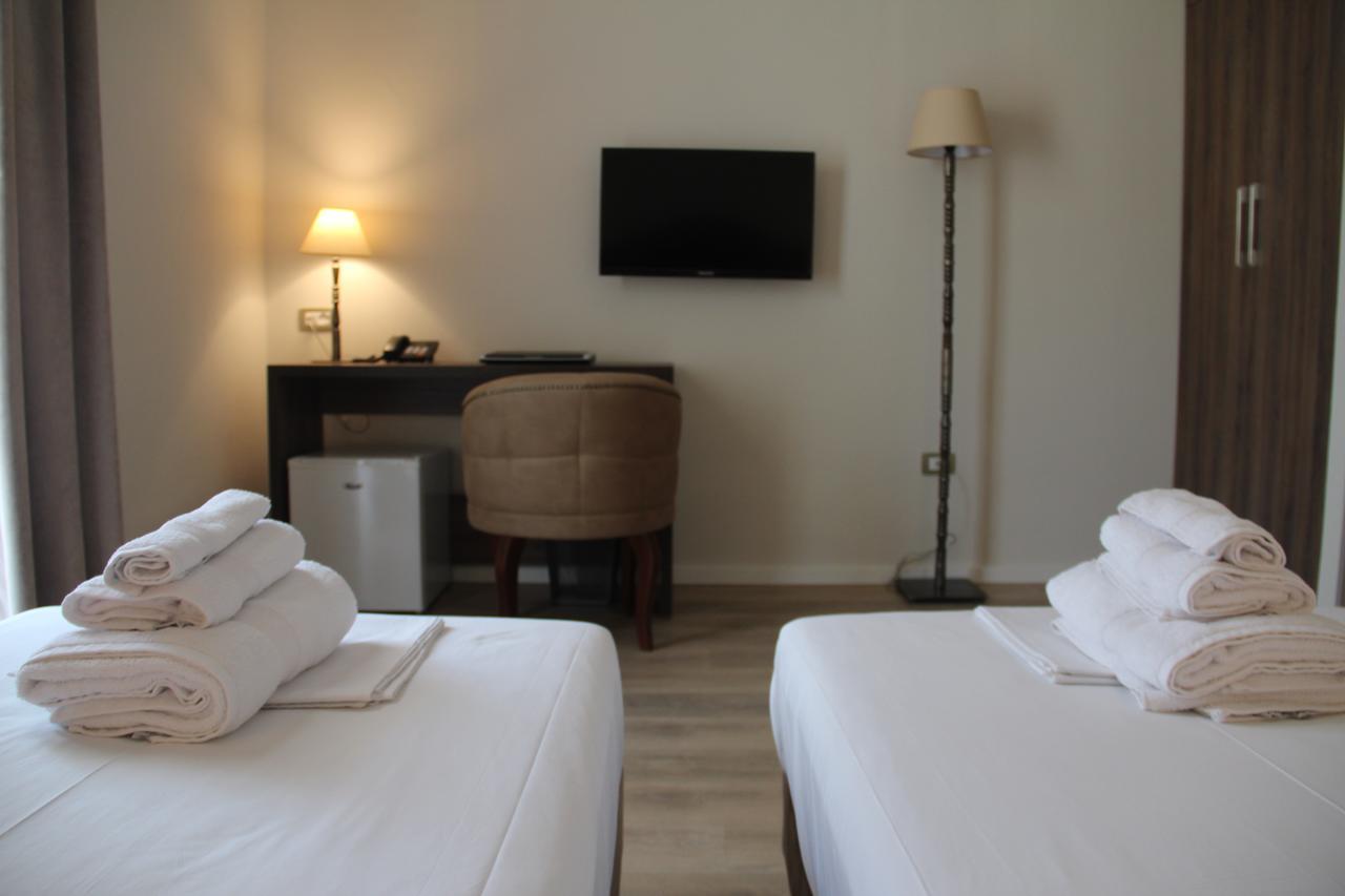 Hotel Hermes Тирана Екстериор снимка